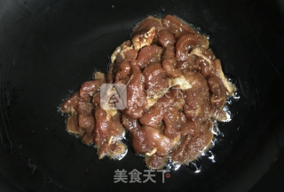 【桃李厨艺】1道预防衰老延年益寿的家常菜——海鲜菇炒肉丝的做法步骤：3