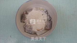 香酥椒盐带鱼（带鱼二吃）的做法步骤：3