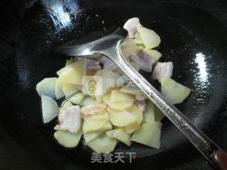 豉香五花肉炒土豆的做法步骤：3