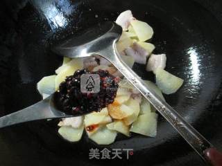 豉香五花肉炒土豆的做法步骤：5