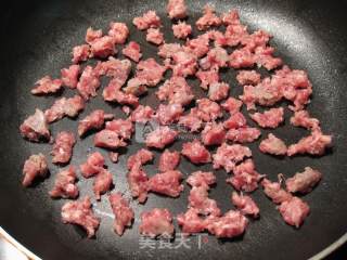 香肠肉土豆粒的做法步骤：1