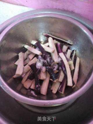 少油快手家常小菜～长豆烧茄子的做法步骤：2