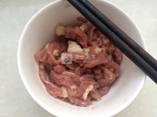 苦瓜炒肉的做法步骤：2