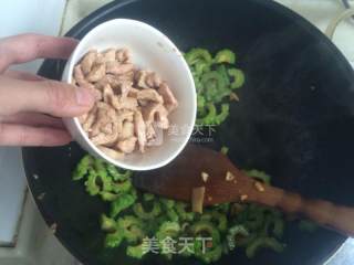 苦瓜炒肉的做法步骤：13