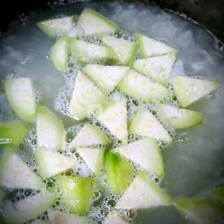 清凉美颜丝瓜粥，很适合夏季食用噢～～的做法步骤：2