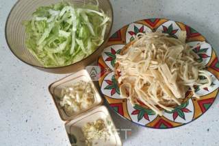 圆白菜素炒饼的做法步骤：1