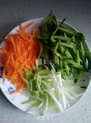 京酱肉丝的做法步骤：1