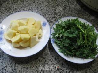 茼蒿煮土豆的做法步骤：1