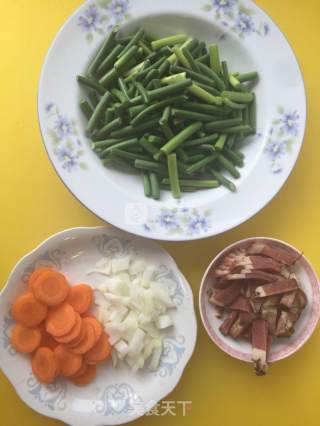 腊肉蒜苔的做法步骤：1