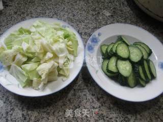 青瓜炒圆白菜的做法步骤：1