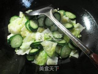 青瓜炒圆白菜的做法步骤：7