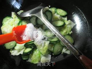 青瓜炒圆白菜的做法步骤：11