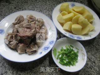 土豆烧排骨的做法步骤：1