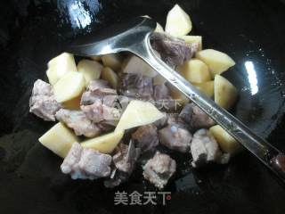 土豆烧排骨的做法步骤：2
