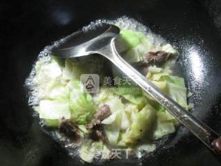 榨菜丝牛肉炒圆白菜的做法步骤：3