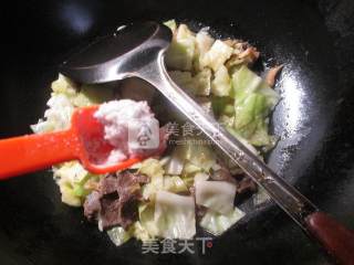 榨菜丝牛肉炒圆白菜的做法步骤：5