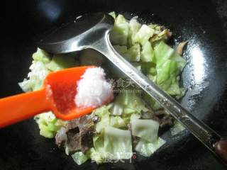 榨菜丝牛肉炒圆白菜的做法步骤：6
