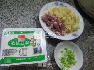 咸肉土豆煮豆腐的做法步骤：1