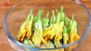 私房小菜一碟之【香煎南瓜花】的做法步骤：1
