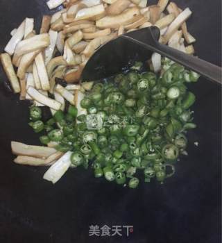 青辣椒炒香干子的做法步骤：4