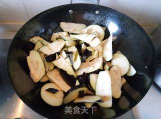 电饭煲蒸剁椒茄子的做法步骤：1