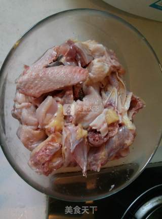 电饭煲蒸鸡的做法步骤：1