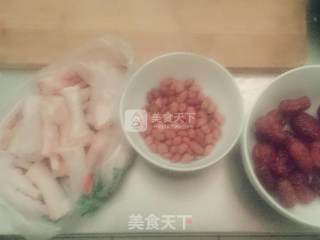 红枣花生鸡爪汤的做法步骤：1