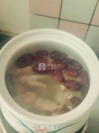 红枣花生鸡爪汤的做法步骤：3
