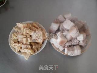 做一盆爸妈独爱的红烧肉——笋干红烧肉的做法步骤：2