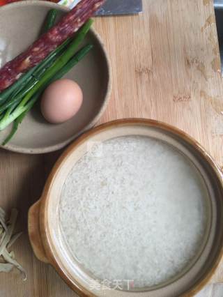腊肠窝蛋煲仔饭的做法步骤：1