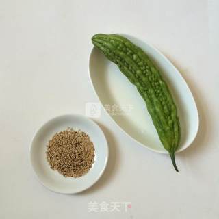 芝麻拌苦瓜的做法步骤：1