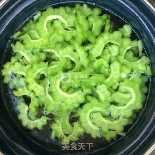 芝麻拌苦瓜的做法步骤：3
