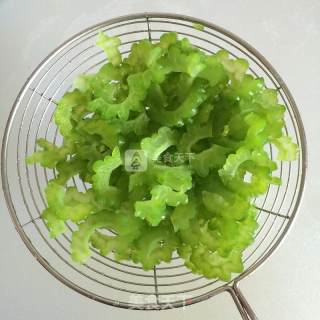 芝麻拌苦瓜的做法步骤：4