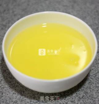 如何蒸出嫩滑美丽的蛋羹--鲜鱿芙蓉蛋的做法步骤：1
