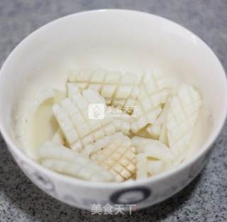 如何蒸出嫩滑美丽的蛋羹--鲜鱿芙蓉蛋的做法步骤：2