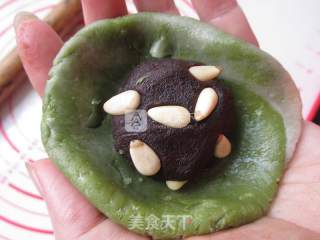 抹茶豆沙松子酥的做法步骤：10