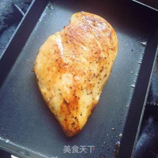 煎鸡胸肉沙拉的做法步骤：2