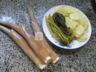 雪菜鞭笋煮土豆的做法步骤：1
