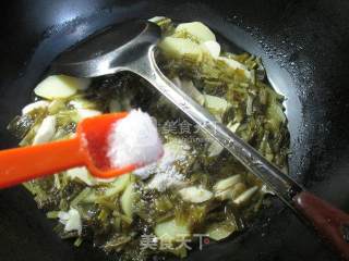 雪菜鞭笋煮土豆的做法步骤：9