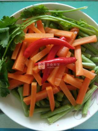 凉拌红萝卜豆角的做法步骤：1