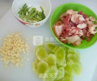 莴笋炒肉的做法步骤：1