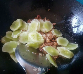 莴笋炒肉的做法步骤：4