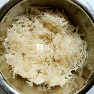 萝卜丝酥饼的做法步骤：1