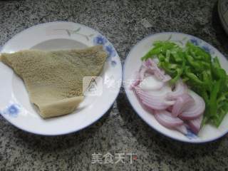 尖椒洋葱炒牛肚的做法步骤：1