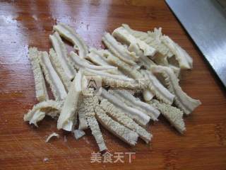 尖椒洋葱炒牛肚的做法步骤：2
