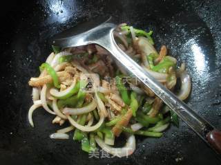 尖椒洋葱炒牛肚的做法步骤：7