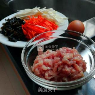 鱼香肉丝的做法步骤：1
