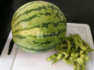 毛豆炒西瓜皮的做法步骤：1