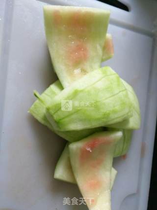 毛豆炒西瓜皮的做法步骤：3