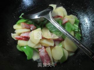 尖椒腊肉炒土豆的做法步骤：4